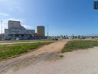 Lo raggiungiamo lasciandoci alle spalle il Palazzo dell�Inail e superando una vasta area adibita a parcheggio